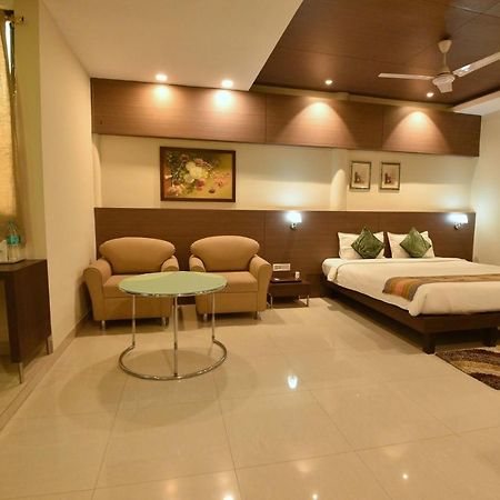 Hotel Dibrugarh Club House Extérieur photo