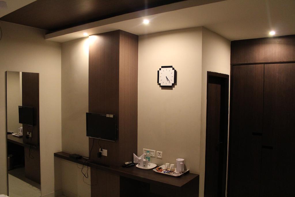 Hotel Dibrugarh Club House Extérieur photo