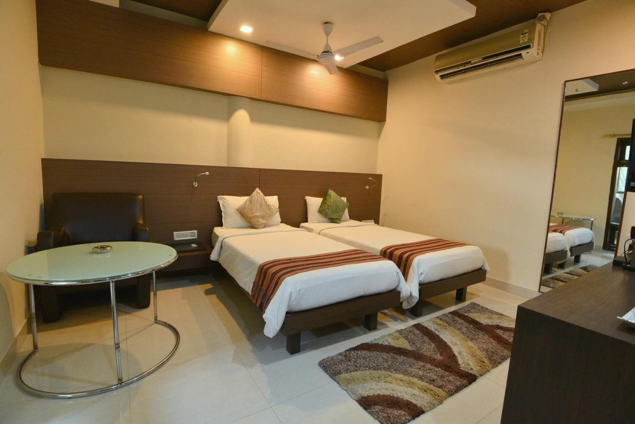 Hotel Dibrugarh Club House Extérieur photo