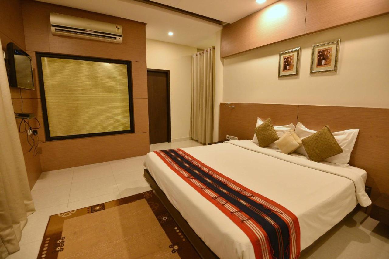 Hotel Dibrugarh Club House Extérieur photo